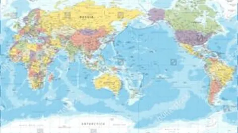 苏牙被对手战术犯规击倒，梅西与布斯克茨围裁判索牌未遂😧